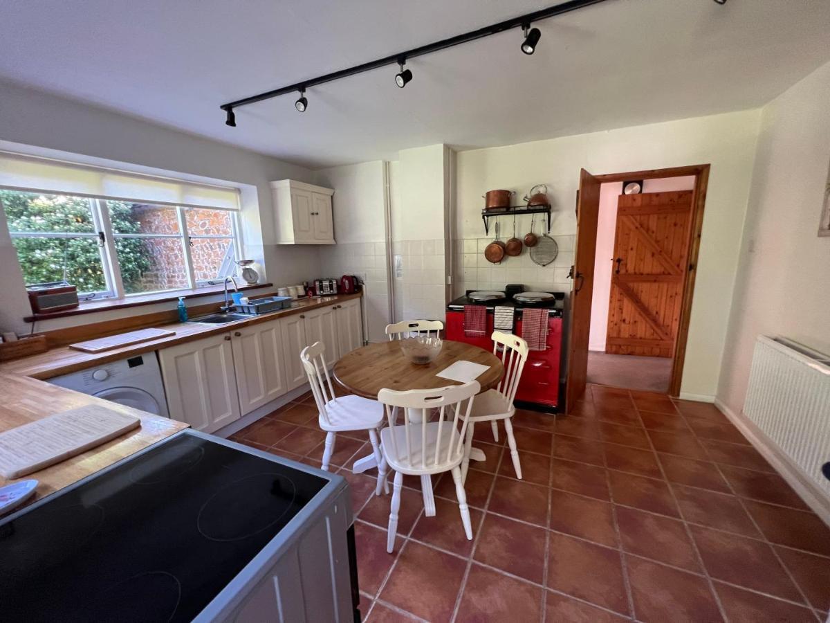 Forestry Cottage. Hot Tub, Open Fire, Dog Friendly Gaywood Екстер'єр фото